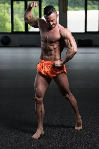 Beau Jeune Homme Debout Fort Dans Gymnase Les Muscles Flexibles — Photo