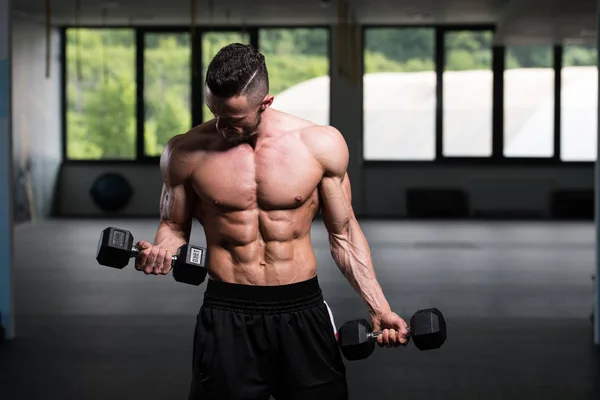 Atleet Trainen Biceps Een Fitnessruimte Dumbbell Concentratie Krullen — Stockfoto