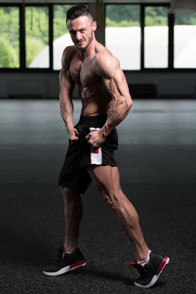 ジムやフレキシングな筋肉に強い立ってハンサムな若い男 運動後の筋肉運動体ビルダーフィットネスモデルのポーズ — ストック写真