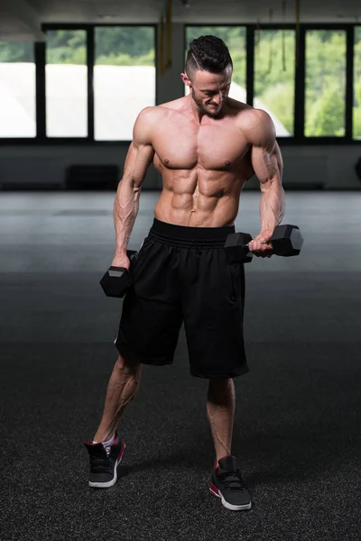 Αθλητής Που Εργάζονται Έξω Biceps Ένα Γυμναστήριο Μπούκλες Συγκέντρωση Dumbbell — Φωτογραφία Αρχείου