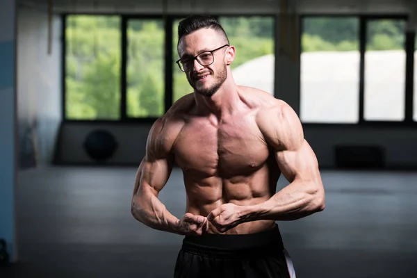 Hombre Guapo Geek Pie Fuerte Gimnasio Músculos Flexionantes Muscular Atlético —  Fotos de Stock