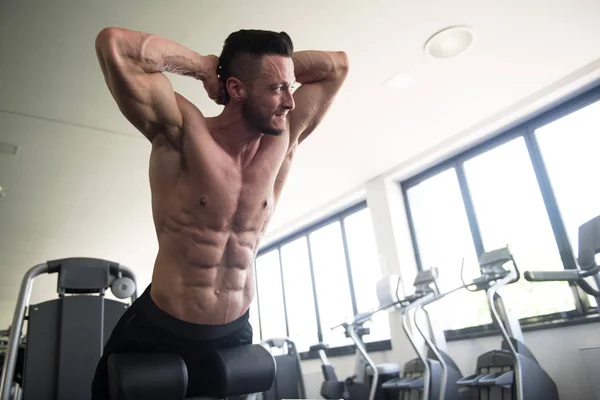 Handsome Muscular Fitness Bodybuilder Doet Zware Gewicht Oefening Voor Terug — Stockfoto