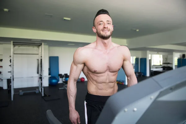 Hombre Sano Corriendo Cinta Correr Moderno Gimnasio — Foto de Stock