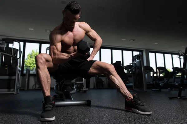 Hombre Ejercitando Bíceps Gimnasio Dumbbell Concentration Curls — Foto de Stock