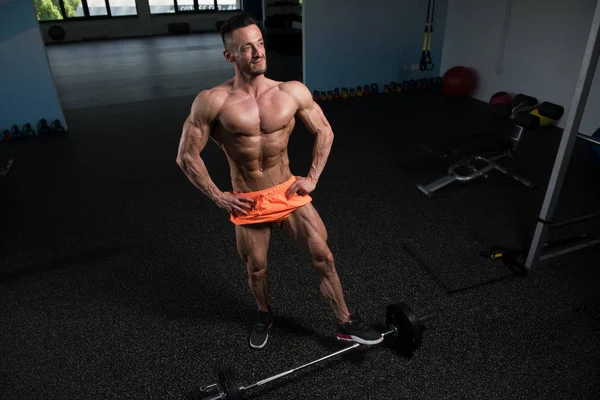 Retrato Joven Hombre Físicamente Forma Que Muestra Cuerpo Bien Entrenado — Foto de Stock