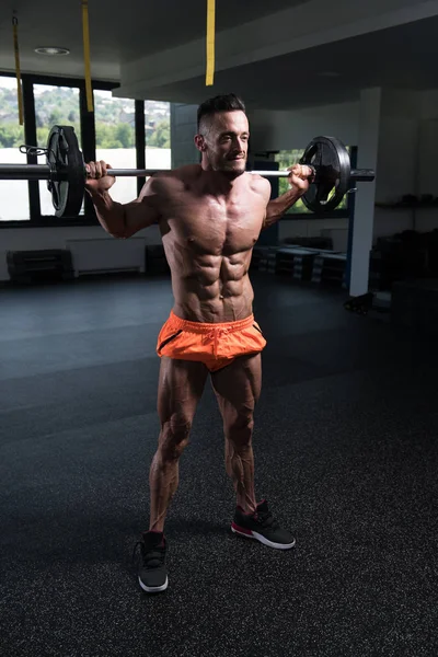 Güçlü Adam Bacaklar Ile Halter Kaslı Atletik Vücut Fitness Modeli — Stok fotoğraf