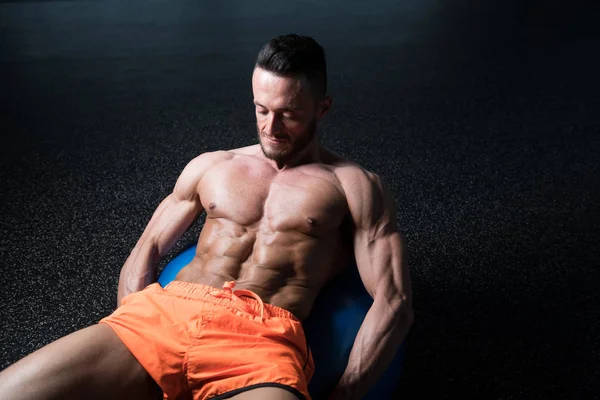 Muskulös Ung Man Utövar Abdominals Motion Boll Moderna Fitness Center — Stockfoto