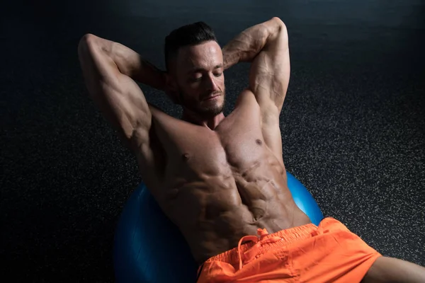 Muscular Young Man Oefening Abdominals Oefening Ball Modern Fitness Center — Stockfoto