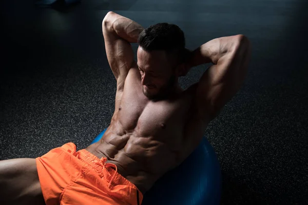 Hombre Joven Muscular Ejercitando Abdominales Bola Del Ejercicio Gimnasio Moderno — Foto de Stock