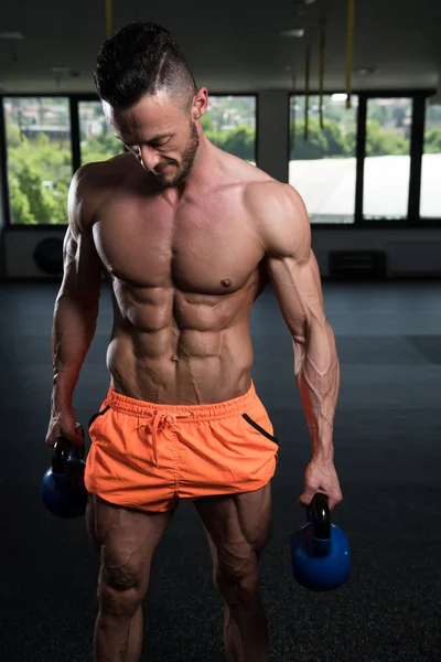 Mann Trainiert Mit Wasserkocher Glocke Dunkler Sporthalle Bodybuilder Macht Krafttraining — Stockfoto