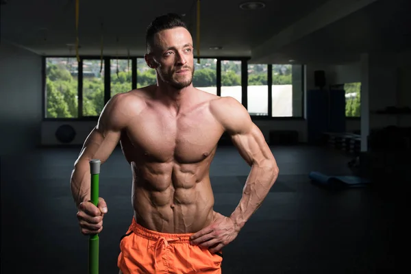 Beau Jeune Homme Debout Fort Dans Gymnase Les Muscles Flexibles — Photo