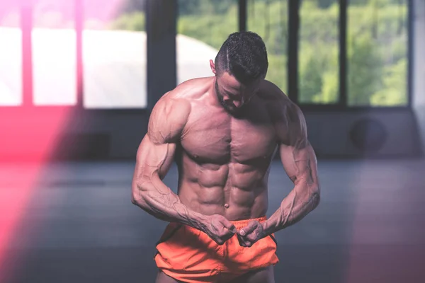 Hombre Joven Guapo Pie Fuerte Gimnasio Músculos Flexión Muscular Atlético — Foto de Stock