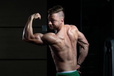 Spor Salonunda Güçlü Duran Genç Adam - Kas Atletik Vücut Geliştirici Spor Sonrası Spor Pozisyonu
