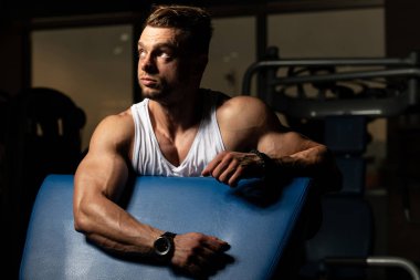 Çekici bir adam bankta Egzersiz Fitness Center'da sonra dinlenme