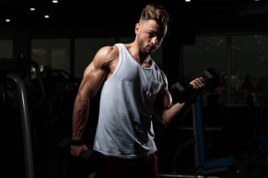 Sporcu Spor Salonunda Bisiklet Çalışıyor - Aptal Konsantrasyon Kıvrımları