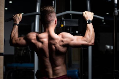 Makinanın Geri Dönüşü İçin Ağır Ağırlık Egzersizi Yapan Yakışıklı Sporcu