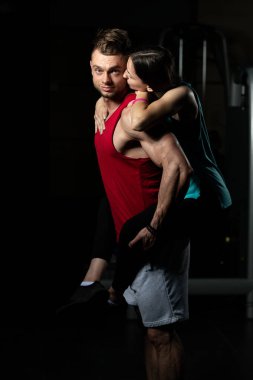 Harika vücut geliştirme kaç onların kas gösterilen ve spor salonunda poz