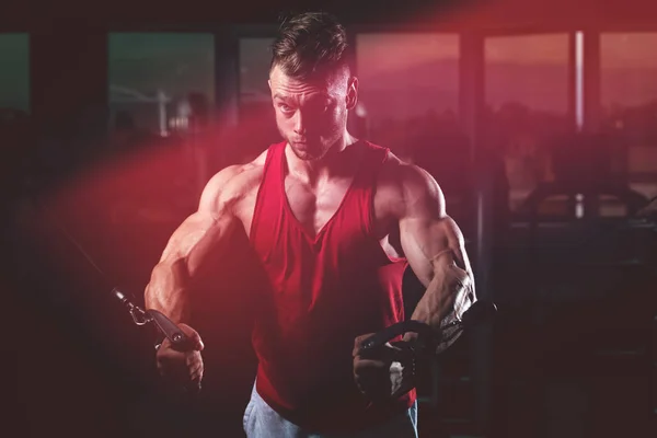 Construtor Musculação Muscular Bonito Fazendo Exercício Peso Pesado Para Peito — Fotografia de Stock