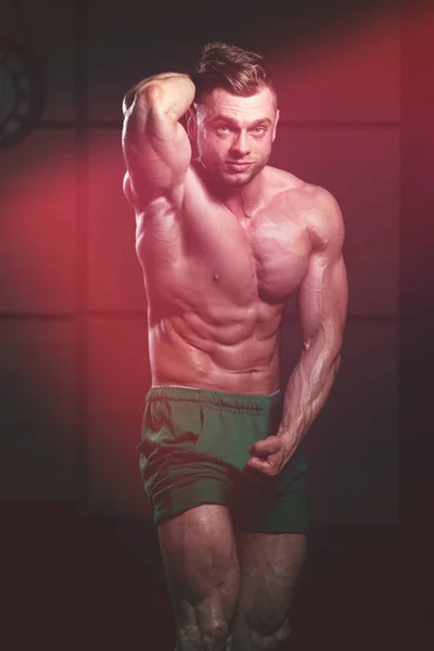 ジムや屈曲筋肉に強い立って若い男 運動後の筋肉運動体ビルダーフィットネスモデルのポーズ — ストック写真