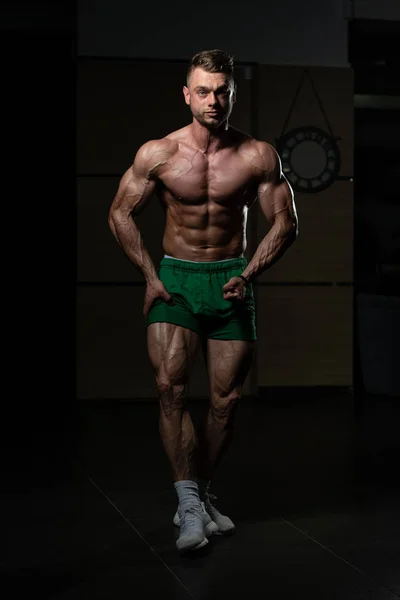 Hombre Joven Pie Fuerte Gimnasio Músculos Flexionantes Muscular Atlético Culturista — Foto de Stock
