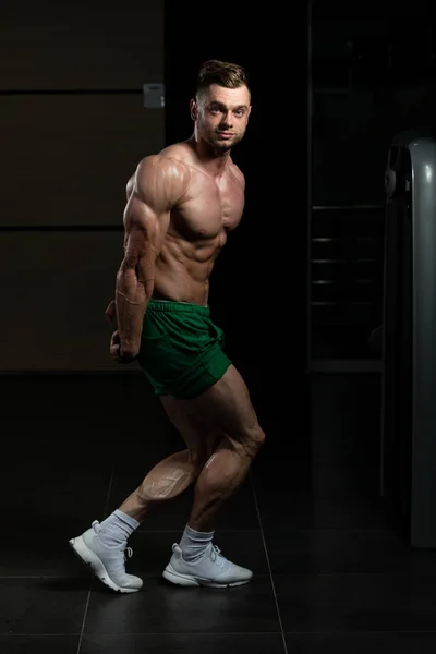 Young Man Standing Strong Gym Flexing Muscles Muskelatletisk Kroppsbyggare Fitness — Stockfoto