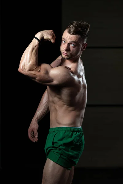 Hombre Joven Pie Fuerte Gimnasio Músculos Flexionantes Muscular Atlético Culturista — Foto de Stock