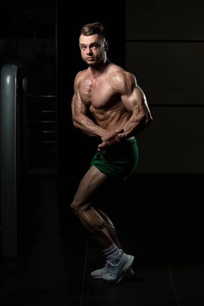 Hombre Joven Guapo Pie Fuerte Gimnasio Músculos Flexión Muscular Atlético —  Fotos de Stock