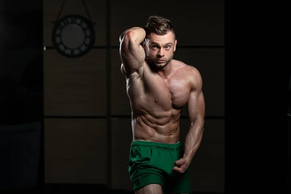 Knappe Jongeman Staat Sterk Gym Flexing Spieren Muscular Athletic Bodybuilder — Stockfoto