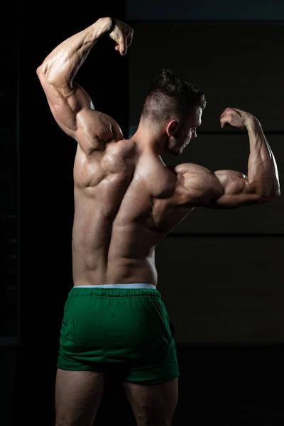 一个体格健壮的年轻人在训练后展现其训练有素的身体的画像 肌体健美模型在训练后的应用 — 图库照片