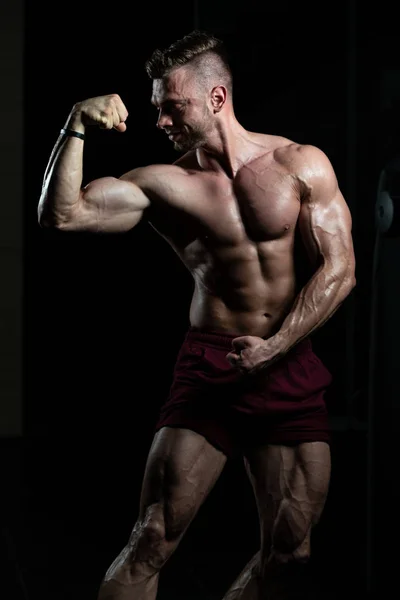 Hombre Joven Pie Fuerte Gimnasio Músculos Flexionantes Muscular Atlético Culturista — Foto de Stock