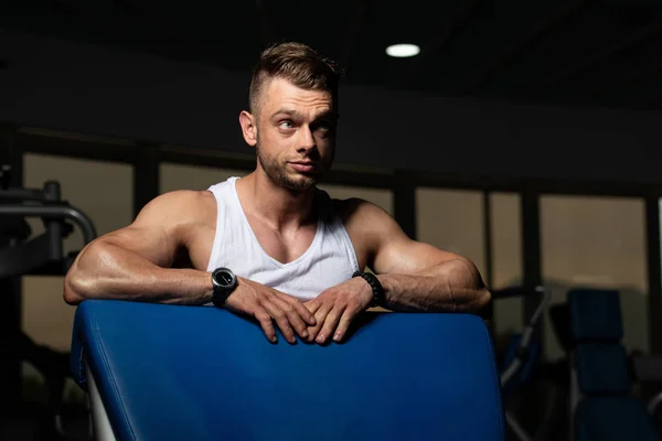 有魅力的男人 在健身中心锻炼后在长椅上休息 — 图库照片