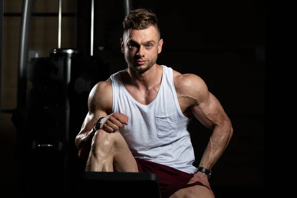 Hombre Atractivo Descansando Banco Después Del Ejercicio Gimnasio — Foto de Stock