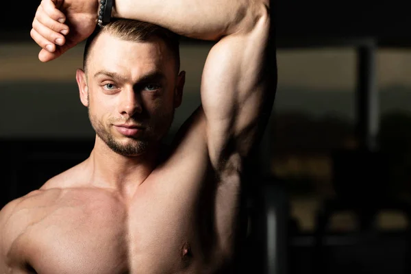 Homem Jovem Forte Ginásio Músculos Flexantes Muscular Athletic Bodybuilder Fitness — Fotografia de Stock