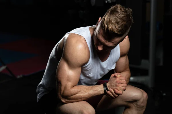 Attraktiv Man Vilar Bänk Efter Träning Gym — Stockfoto