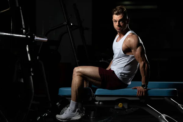 Atrakcyjny Mężczyzna Odpoczynek Ławce Treningu Centrum Fitness — Zdjęcie stockowe