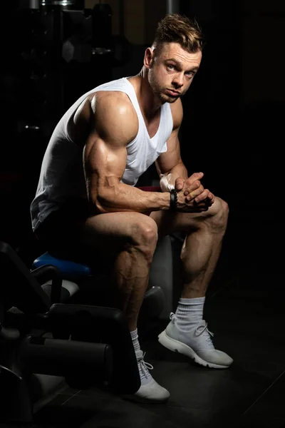 Homem Atraente Descansando Banco Após Exercício Centro Fitness — Fotografia de Stock