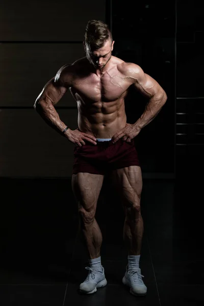 Knappe Jongeman Staat Sterk Gym Flexing Spieren Muscular Athletic Bodybuilder — Stockfoto