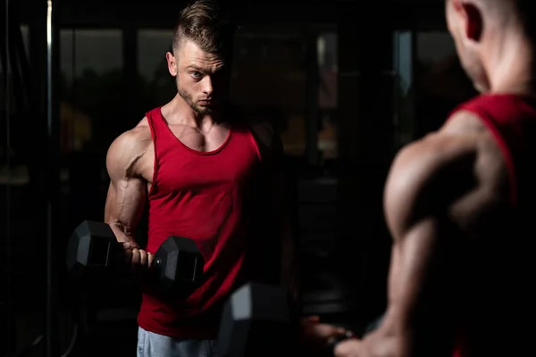 Idrottare Som Tränar Biceps Ett Gym Hantelkoncentration Lockar — Stockfoto