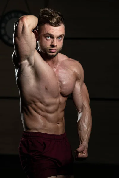 Retrato Jovem Fisicamente Apto Homem Mostrando Seu Corpo Bem Treinado — Fotografia de Stock