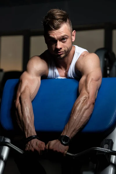 Gespierde Man Doet Zware Gewicht Oefening Voor Biceps Met Lange — Stockfoto