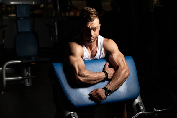 Bonito Homem Bonito Atraente Jovem Com Corpo Muscular Relaxante Ginásio — Fotografia de Stock