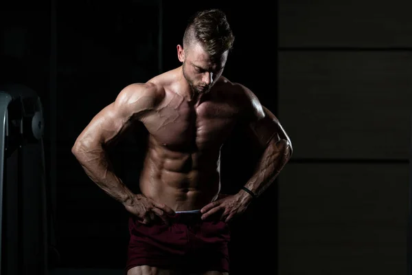 Hombre Joven Pie Fuerte Gimnasio Músculos Flexionantes Muscular Atlético Culturista —  Fotos de Stock