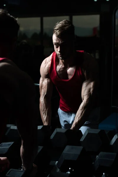 Muž Pracuje Biceps Tělocvičně Brumbál Koncentrace Kadeře — Stock fotografie
