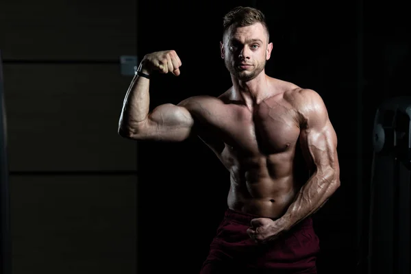 Retrato Jovem Fisicamente Apto Homem Mostrando Seu Corpo Bem Treinado — Fotografia de Stock