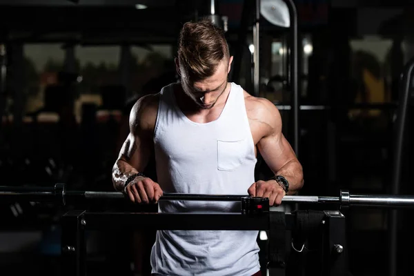 Sportovec Tělocvičně Performing Biceps Curls Barbell — Stock fotografie