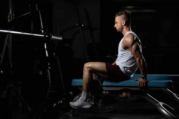 Aantrekkelijke Man Bank Rusten Het Sporten Het Fitnesscentrum — Stockfoto