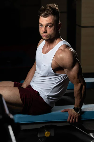 Hombre Atractivo Descansando Banco Después Del Ejercicio Gimnasio — Foto de Stock