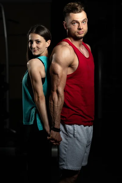 Retrato Una Pareja Sexy Gimnasio Con Equipo Ejercicio —  Fotos de Stock