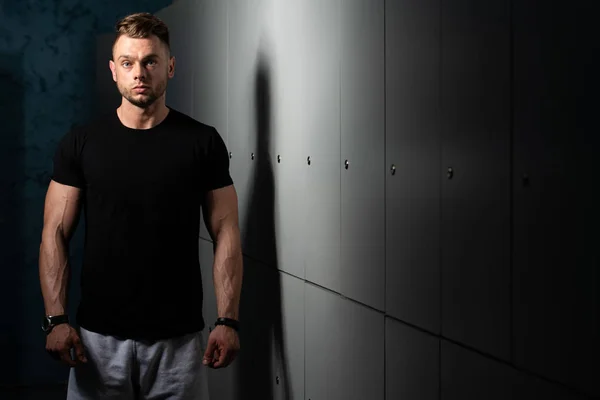 Pemuda Fit Adult Man Berdiri Ruang Loker Gym Fasilitas — Stok Foto