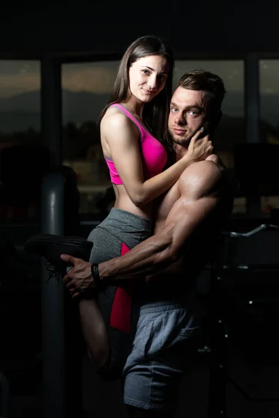 Impresionante Pareja Culturismo Mostrando Sus Músculos Posando Gimnasio —  Fotos de Stock